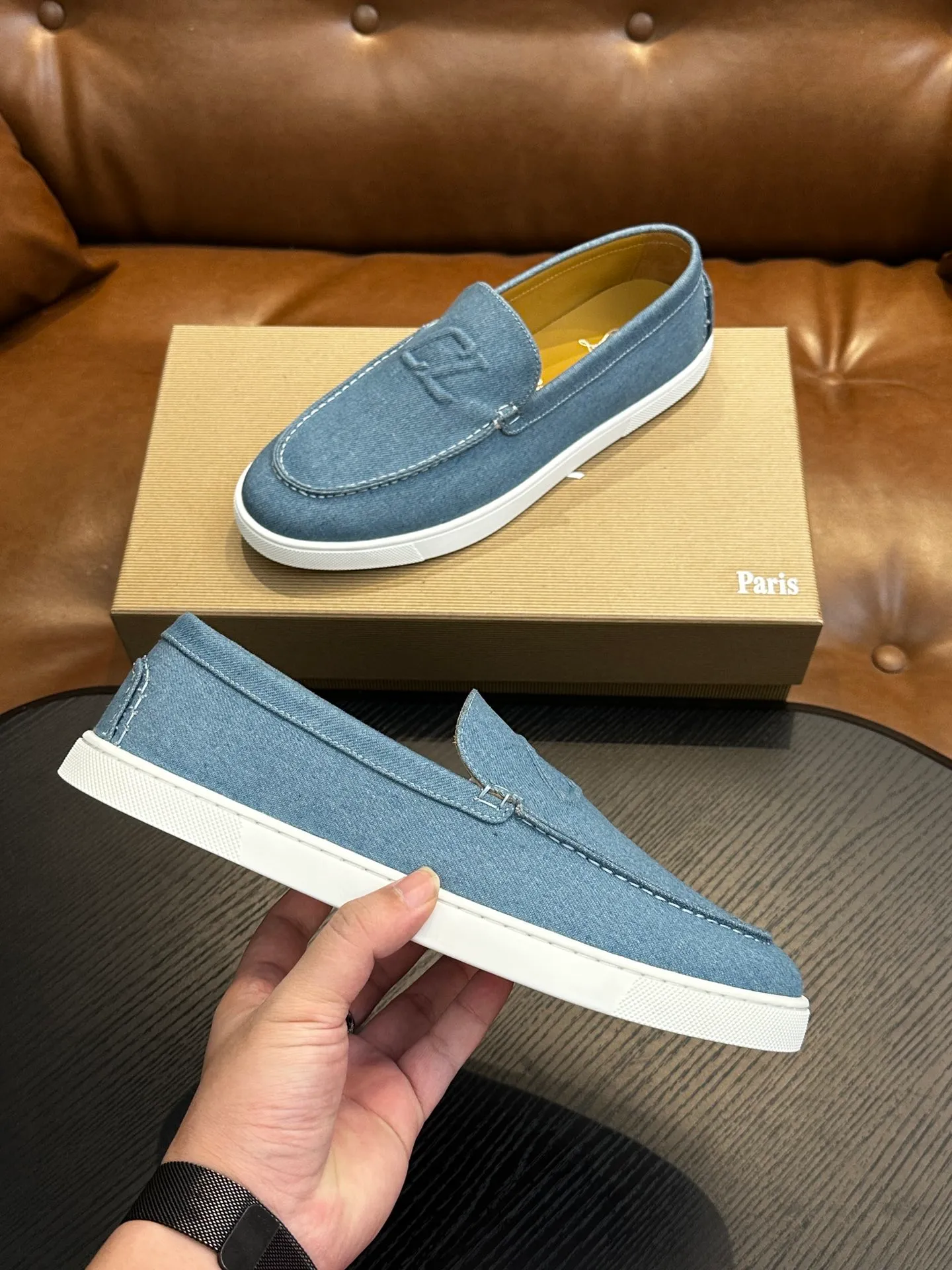 P760💰Christian Louboutin (red-soled shoes) Italian men’s casual sneakers are shipped! Each pair of shoes from this Italian handmade shoe brand has a simple and classic design, which is very comfortable and versatile! The upper fabric of this shoe is made of imported cowhide, with high-end and comfortable cowhide lining! The outsole is made of original rubber bottom sheets and is lined with cowhide! Brand-specific molded footbed, exclusive private mold control! Original box packaging, with shoe storage bag! 39 40 41 42 43 44 (38 45 46 customized)